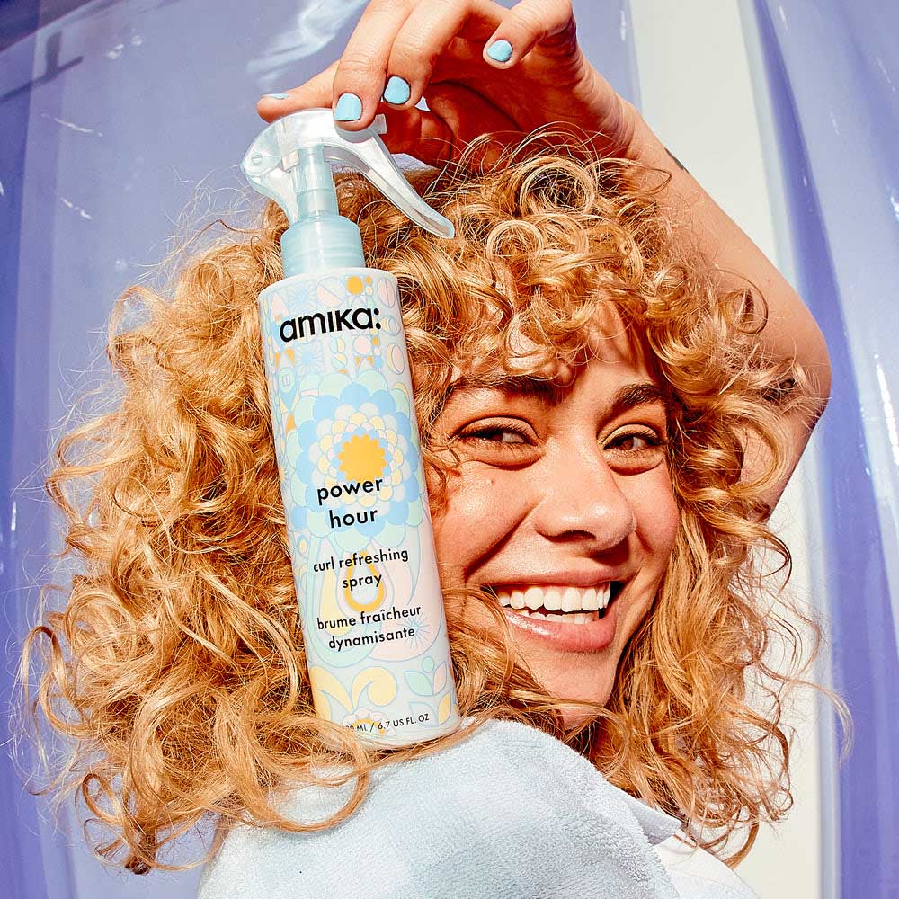 Amika Power Hour curl refreshing spray, 200ml - Hairsale.se